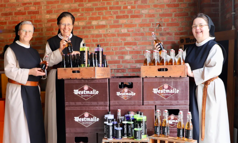 Drie Trappistinnen van Brecht met verzorgingsproducten met Westmalle Dubbel